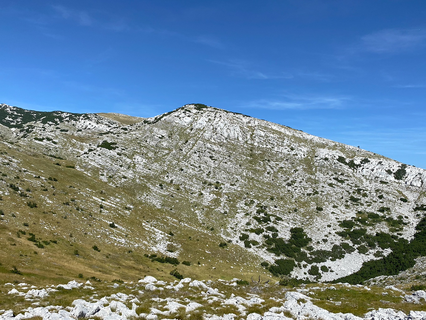 Výhledy na vápencové hory cestou na nejvyšší chorvatský vrchol Sinjal