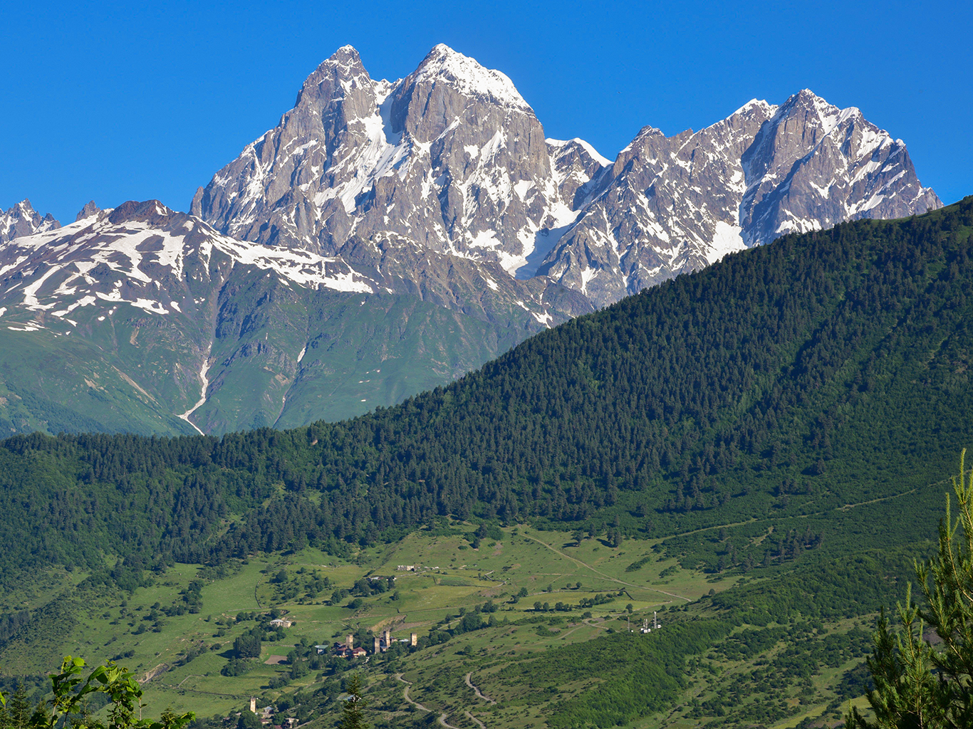 Hora Ušba s výškou 4 690 metrů dominuje regionu Svanetie