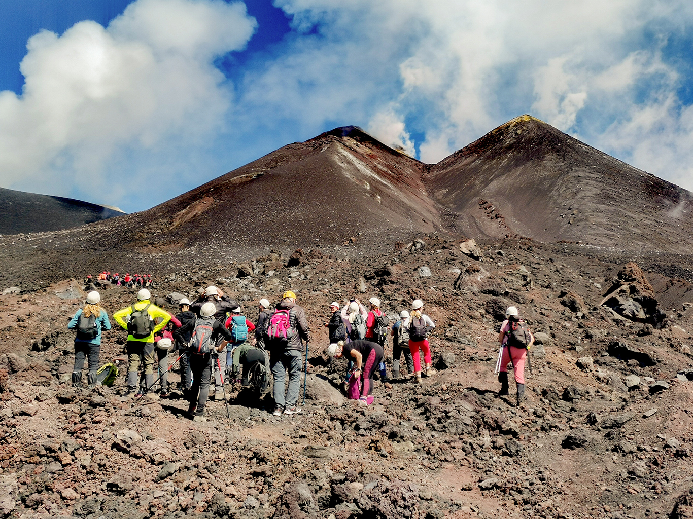 Skupina se připravuje na výstup na Etnu pod vedením místního průvodce