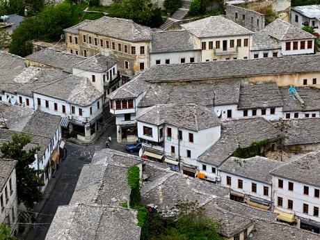 Městu Gjirokastër se kvůli břidlicovým střechám přezdívá "město bílých střech"
