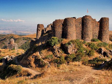 Pevnost Amberd leží ve svahu hory Aragac