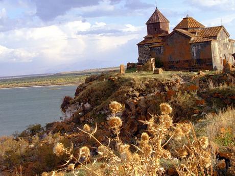 Klášter Hayravank na břehu jezera Sevan