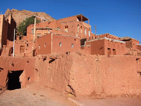 Pro domy ve vesnici Abjáne jsou typické načervenalé fasády