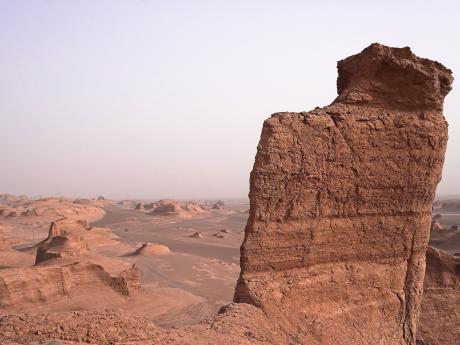 Poušť Lut s množstvím skalních útvarů se nachází poblíž Kermánu