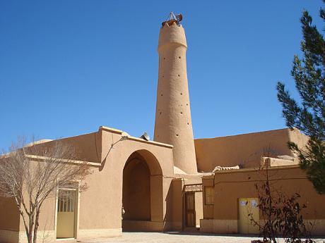 Minaret staré mešity ve městečku Fahradž postavený z hlíny