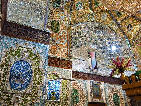 Bohatě zdobený interiér ší´itské svatyně emámzáde Hossejna v Kazvínu