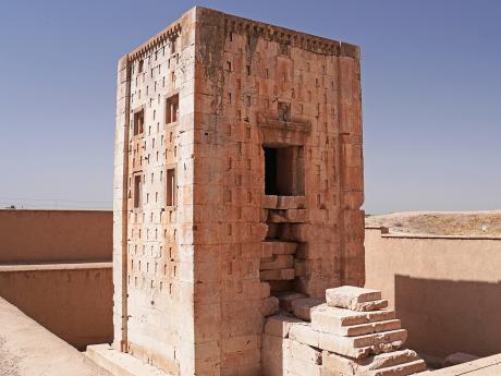 Věž Ka‘ba-je Zardošt v Nakš-e Rustamu nechal postavit král Dareios I.