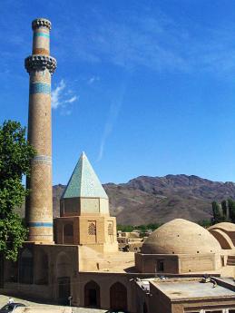 Mauzoleum Abd al Samada s modrou špičatou střechou v Natanzu
