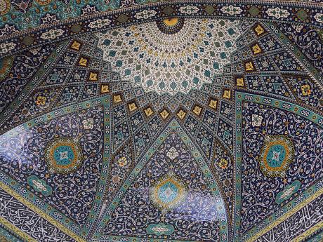 Detaily stropu ze svatyně Fatimy Masumeh v Qomu