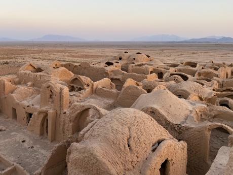 Hliněné domky v podhradí pouštního hradu Sarjazd