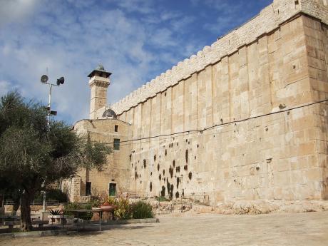 Vysoké zdi mauzolea patriarchů v Hebronu