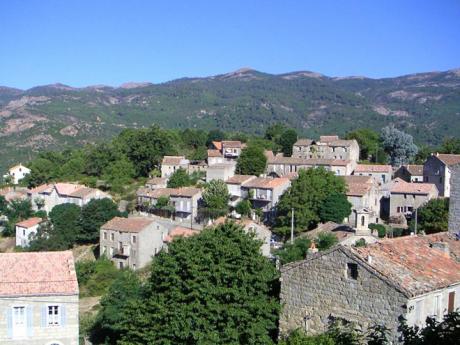 Aullène je typická vesnička ve vnitrozemí Korsiky