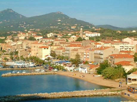 Korsické městečko Propriano je poklidné prázdninové letovisko