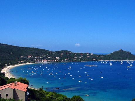 Korsický záliv Valinco láká na průzračné moře a písečné pláže
