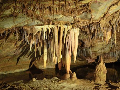Uchvátná krápníková výzdoba v jeskyni Gadimë