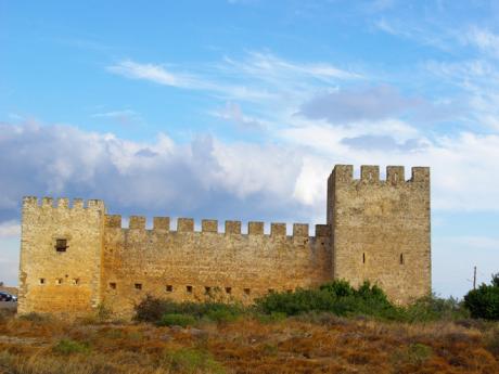 Mohutný hrad ve městě Frangokastello