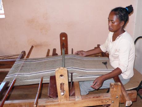 Ukázka výroby hedvábí v manufaktuře v Ambalavau