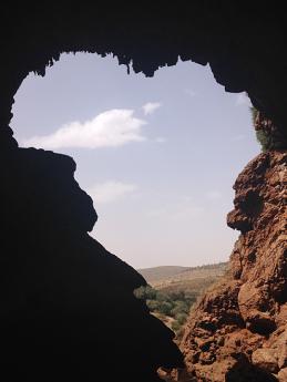 Jeskyně pod přírodním mostem Imi-n-Ifri připomíná tvar Afriky
