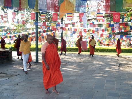 Lumbini je plné mnichů, protože patří mezi nejposvátnější buddhistická místa