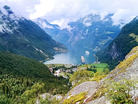 Fjord Geiranger obklopují majestátní hory