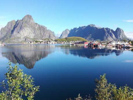 Lofotskou vesnici Reine obklopují nádherné přírodní scenérie