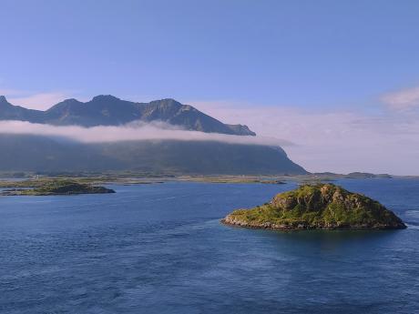 Lofoty jsou tvořeny asi 80 ostrovy táhnoucími se podél pobřeží Norska