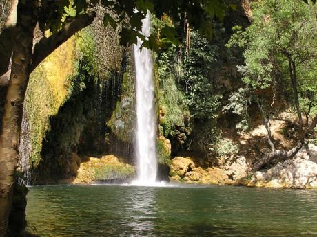 Sillans-la-Cascade je 42 m vysoký vodopád