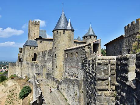 Opevnění hradu Carcassonne se skládá ze dvou kompletních okruhů hradeb