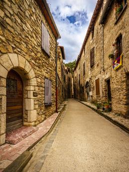 Úzké uličky v kamenné vesnici Villefranche-de-Conflent
