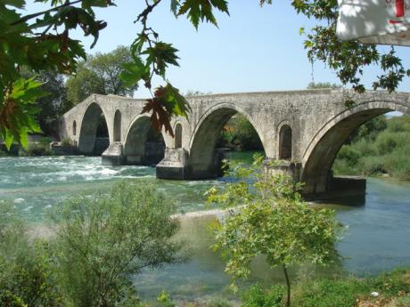 Artský most přes řeku Arahthos