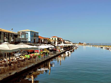 Nábřeží v hlavním městě ostrova Lefkada je plné příjemných kavárniček