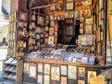 Prodej ikon a obrázků svatých v komplexu Rilského monastýru