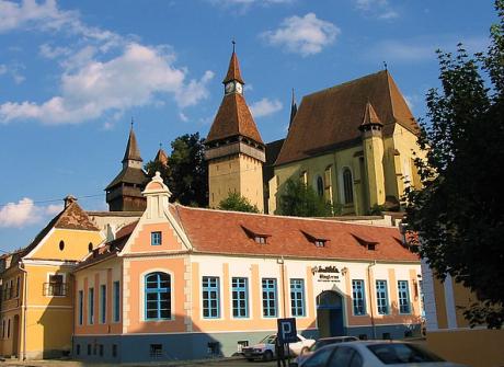 Opevněný kostel v Biertanu - ukázka saské architektury