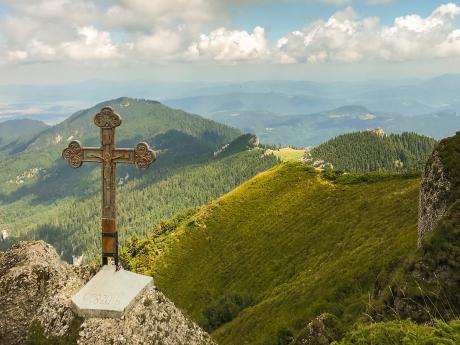 Vrcholový kříž v pohoří Piatra Mare