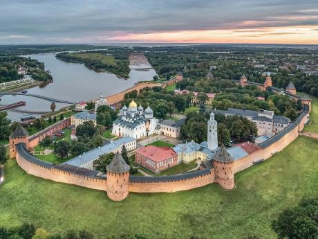 Hradbami obehnaný Novgorodský kreml u řeky Volchov