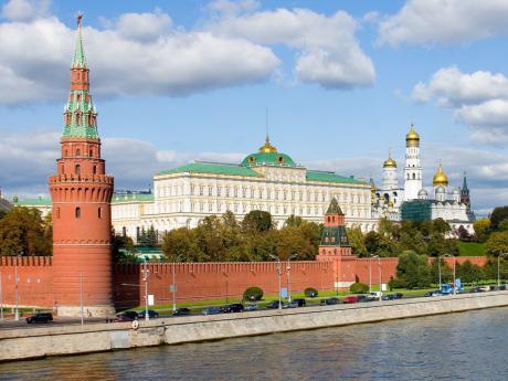 Moskevský Kreml měří přes dva kilometry a je tvořen celkem dvaceti věžemi