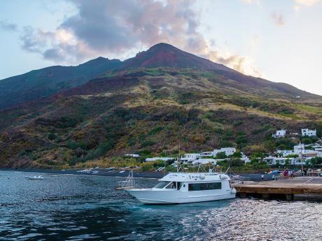 Ostrov Stromboli je známý jako přírodní maják označující okraj Liparských ostrovů
