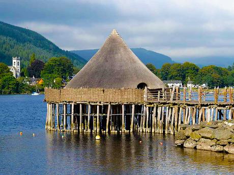 Obydlí na kůlech zvané "crannog" na skotském jezeře Loch Tay 