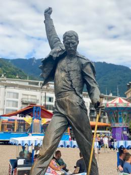 Socha Freddieho Mercuryho na promenádě v Montreux