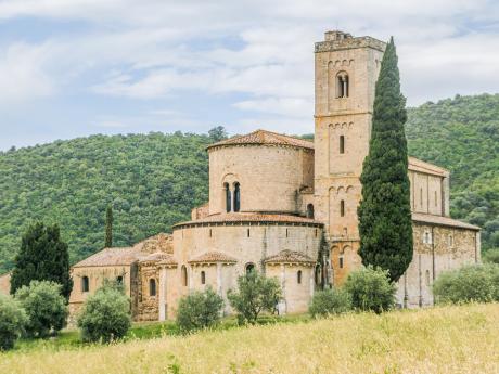 Apsida kláštera Sant´Antimo, který je stále obýván benediktiny