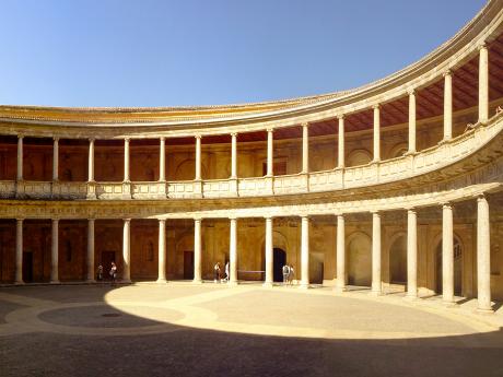 Palác Karla V. v areálu Alhambry v Granadě