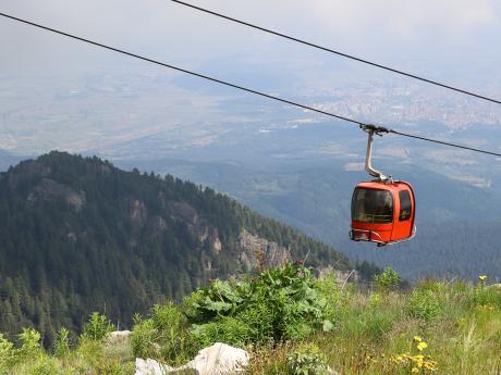 Lanovka vás vyveze ze střediska Borovec až vrchol Jastrebec (2 369 m)
