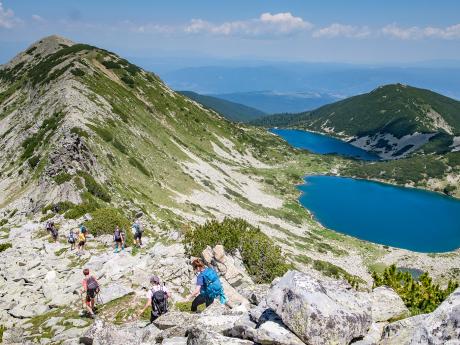 Skupina sestupuje po hřebeni u Kremenských jezer v pohoří Pirin