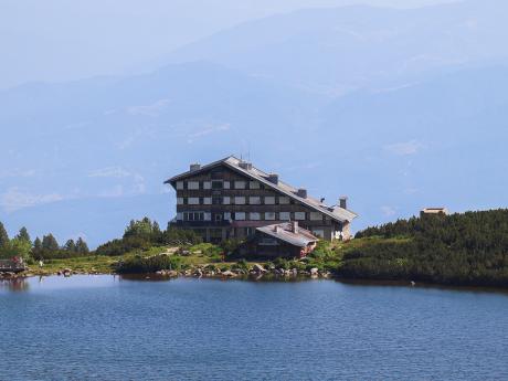 Chata Bezbog leží u stejnojmenného jezera v pohoří Pirin