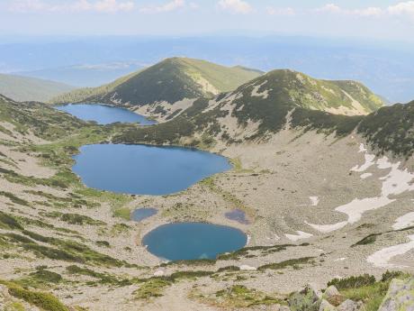 Krásný pohled na tři Kremenská jezera v pohoří Pirin