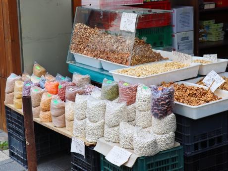 Tzv. Ženský bazar v Sofii nabízí spoustu produktů různého druhu