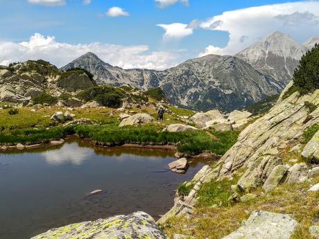 Vrcholy pohoří Pirin tyčící se nad jezerem