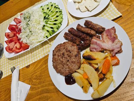 Čevapi a pljeskavica jsou typickou součástí černohorské kuchyně