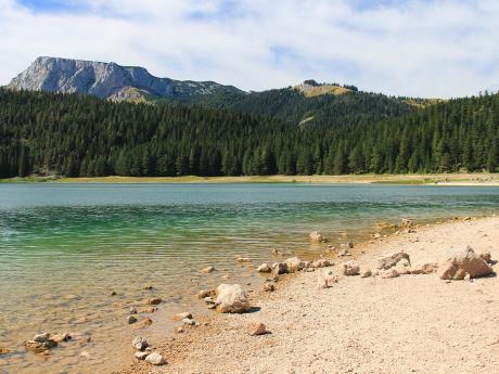 Fotogenické Černé jezero v durmitorském národním parku 