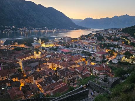 Západ slunce nad starobylým městem Kotor pozorovaný z pevnosti